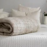 Narzuta na łóżko — szybki sposób na zmianę wystroju sypialni
